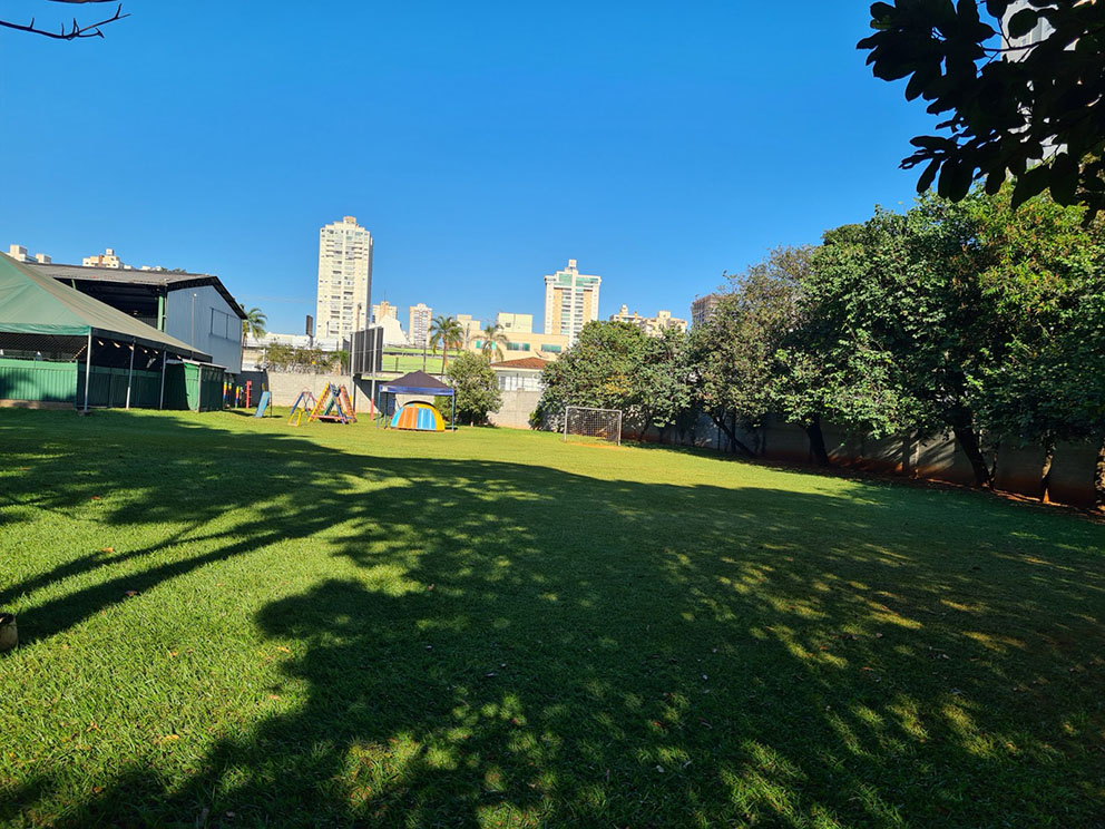 Campo gramado e área verde da Escola Imaculada