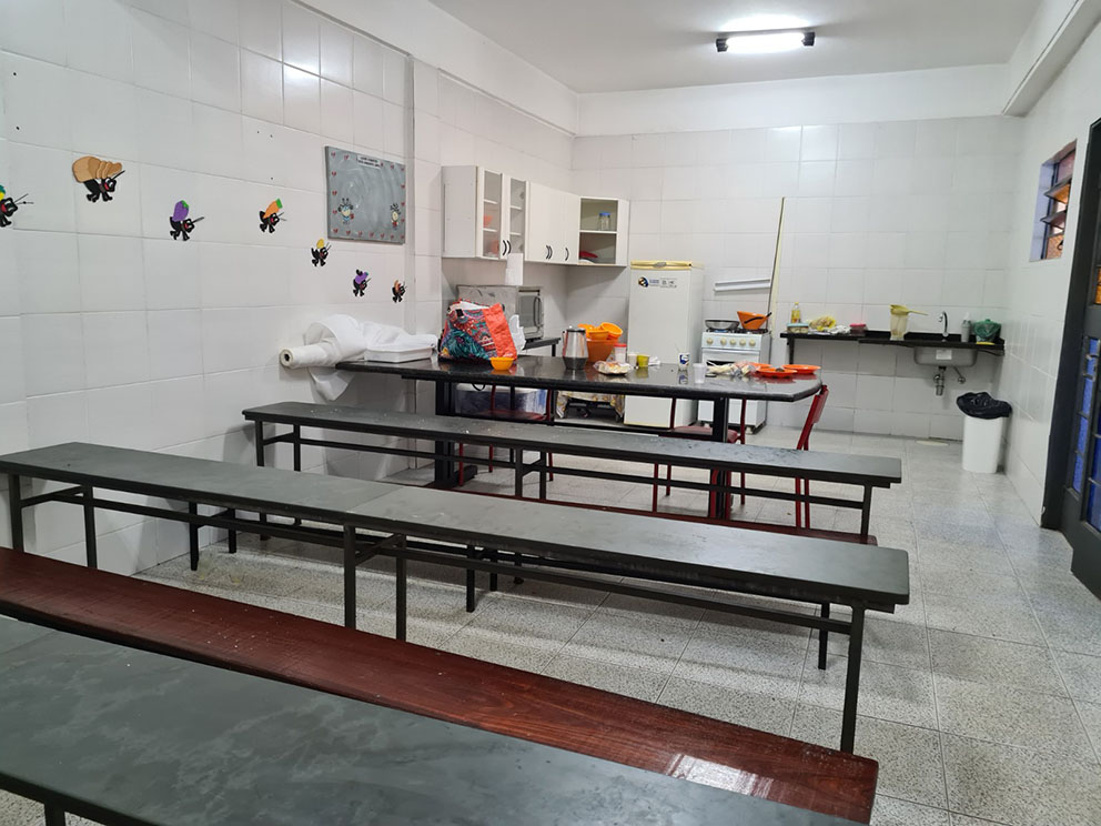 Bancada e utensílios da cozinha experimental da escola