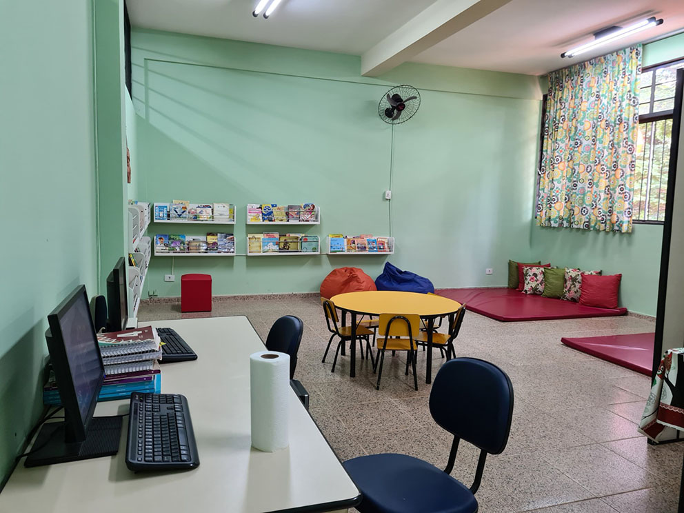 Ambiente da sala de leitura da escola