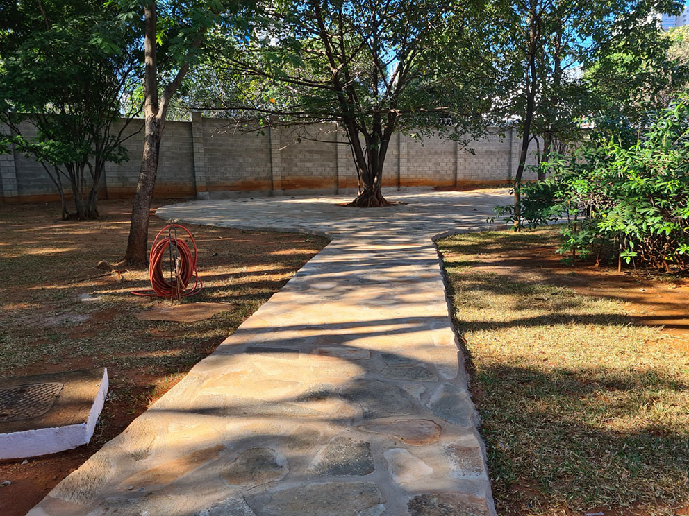 Praça de recreação sombreada por árvores