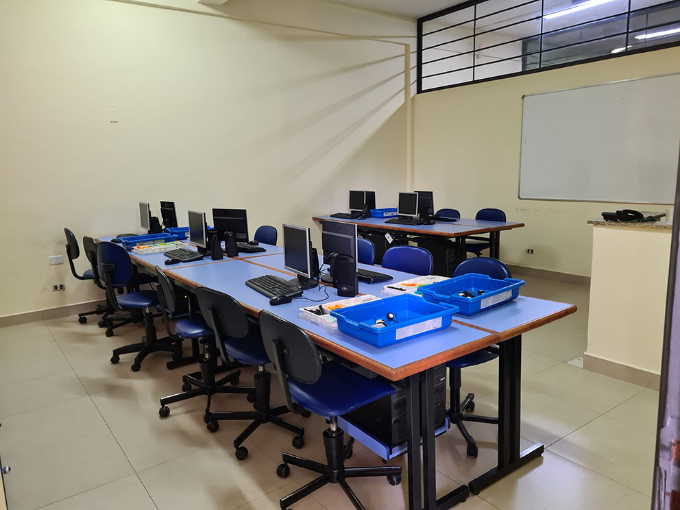 Computadores e materiais no laboratório de Informática e Robótica