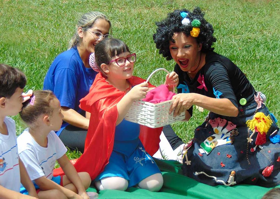 Atividade lúdica ao ar livre com crianças da escola