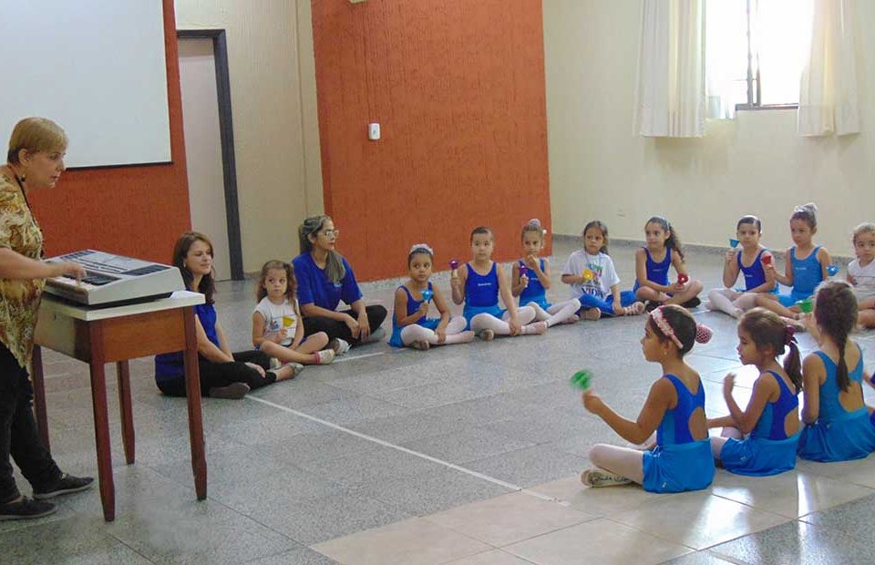 Crianças em aula de música