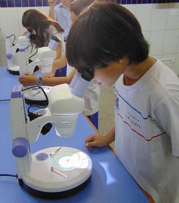Crianças no laboratório de Ciências