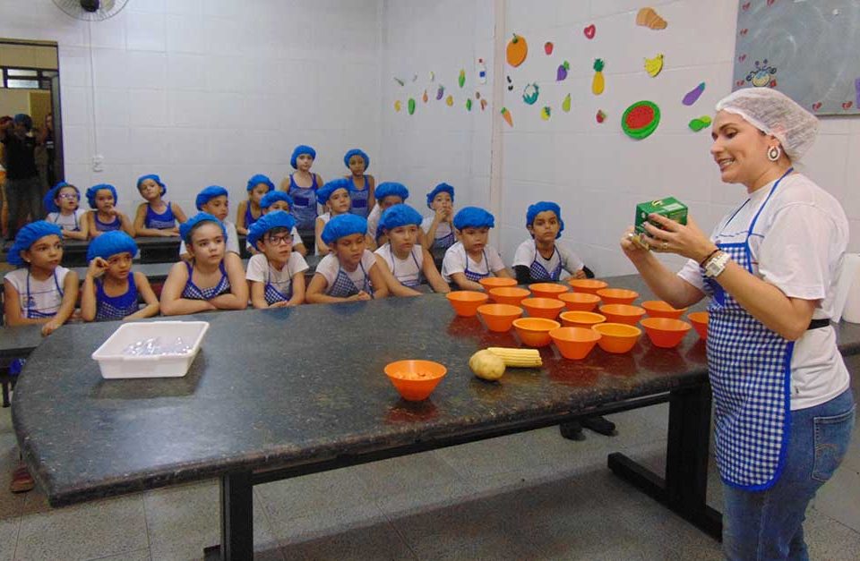Turma aprendendo na cozinha experimental