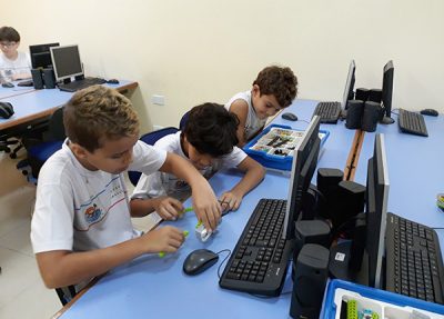 Atividade de robótica na escola