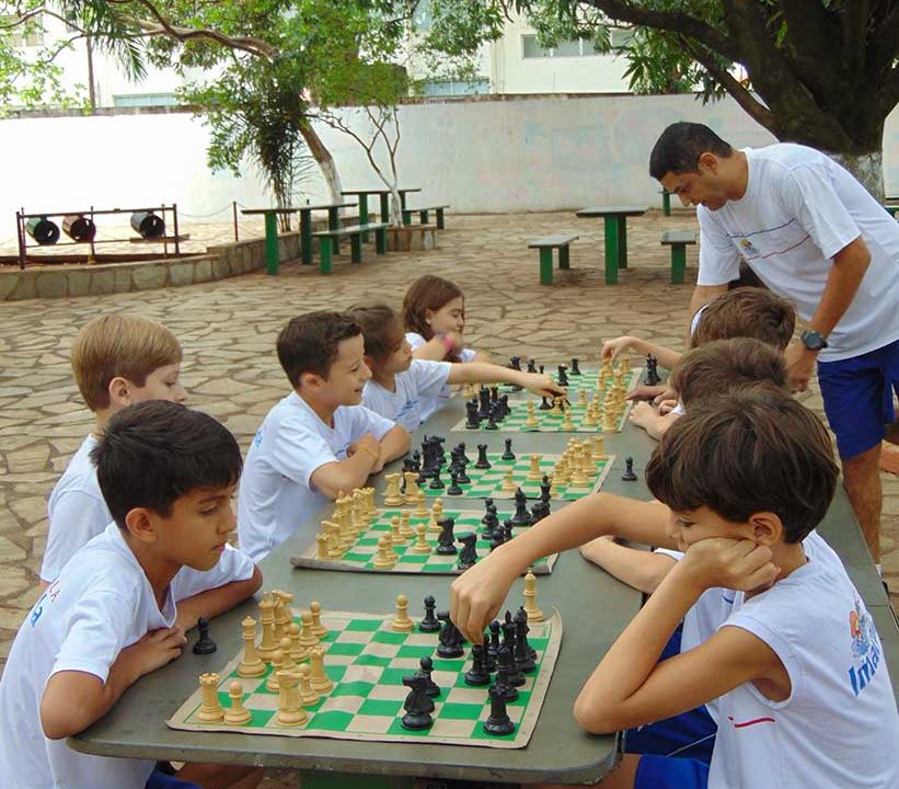 Alunos em uma atividade de xadrez no pátio