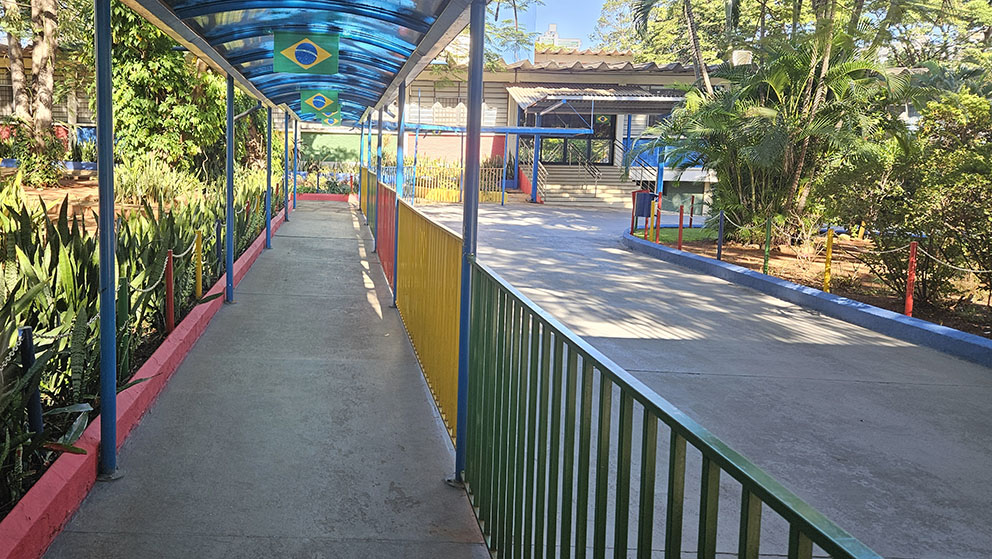 Passarela e entrada arborizada da Escola Imaculada em Goiânia